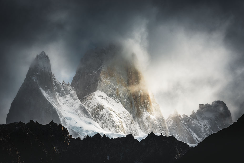 Sommets granitiques et glaciers dans les nuages